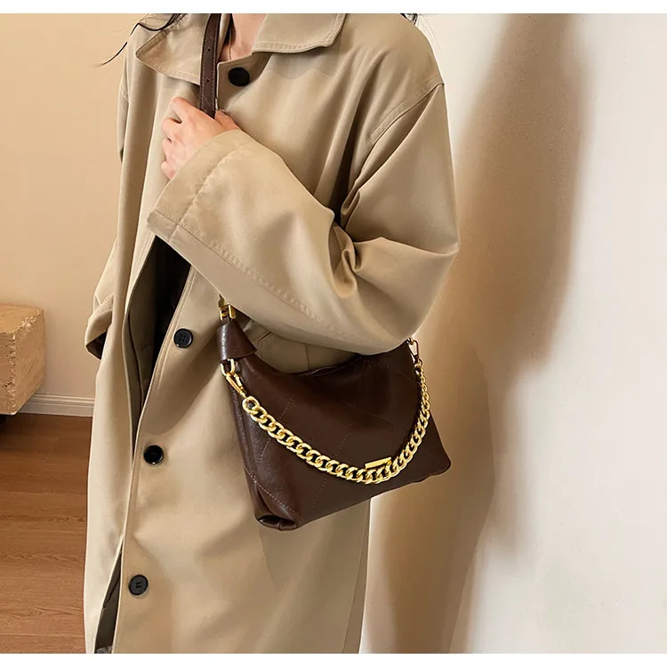 This Year's Popular Bag Women's Large Capacity  New Autumn And Winter Texture Rhombus Chain Shoulder Bag Popular Bucket Bag display picture 17