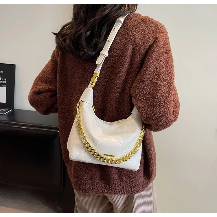 This Year's Popular Bag Women's Large Capacity  New Autumn And Winter Texture Rhombus Chain Shoulder Bag Popular Bucket Bag display picture 18