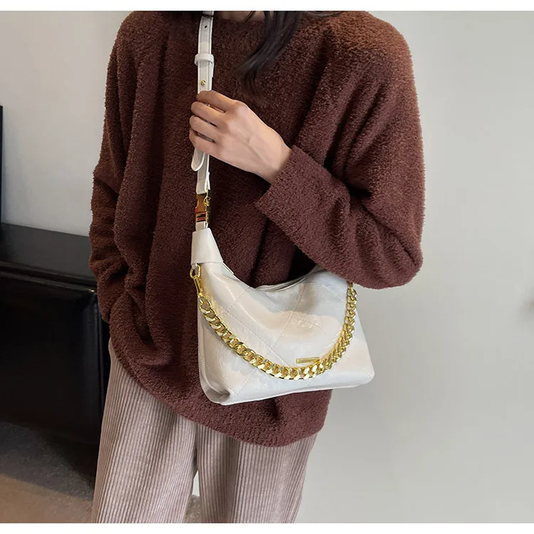 This Year's Popular Bag Women's Large Capacity  New Autumn And Winter Texture Rhombus Chain Shoulder Bag Popular Bucket Bag display picture 19