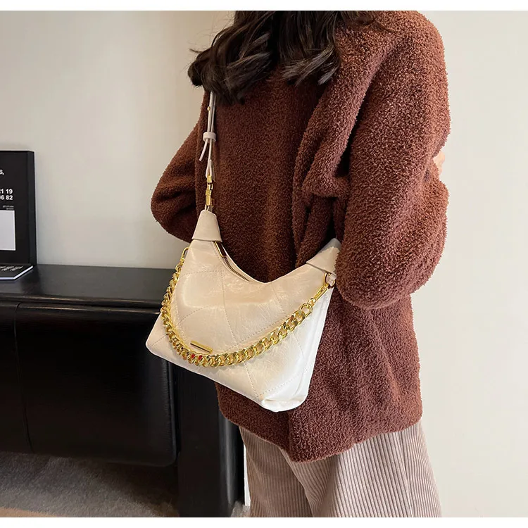 This Year's Popular Bag Women's Large Capacity  New Autumn And Winter Texture Rhombus Chain Shoulder Bag Popular Bucket Bag display picture 20