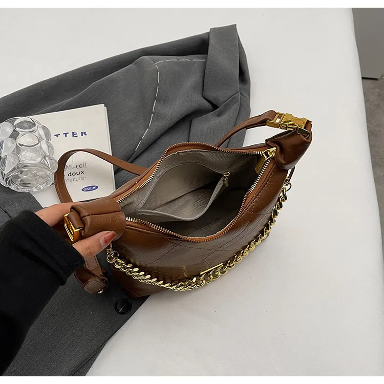 This Year's Popular Bag Women's Large Capacity  New Autumn And Winter Texture Rhombus Chain Shoulder Bag Popular Bucket Bag display picture 30