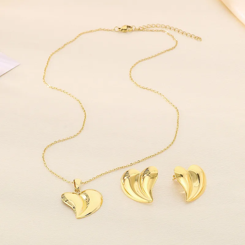 Wholesale Jewelry Elegant Vintage Style Streetwear Heart Shape 304 Stainless Steel 18K Gold Plated Jewelry Set display picture 3