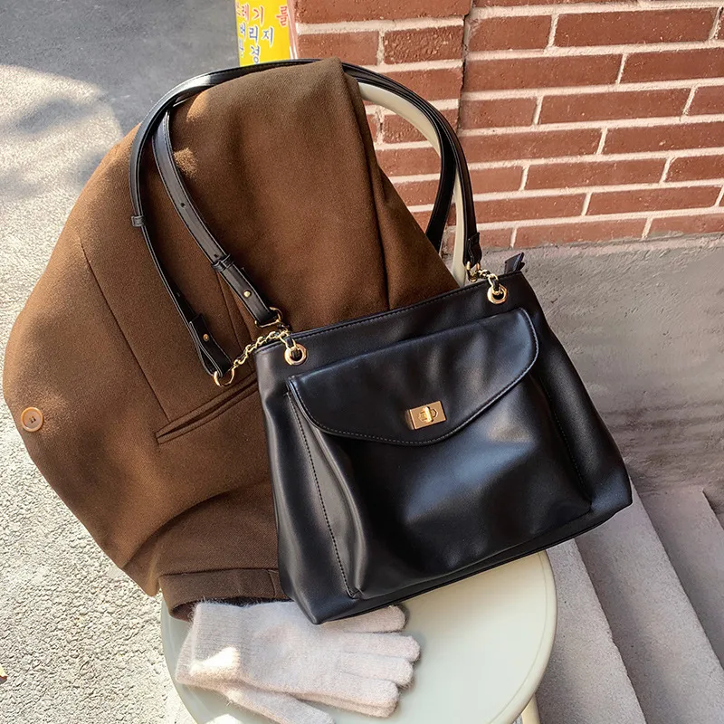 Autumn And Winter New Korean Style Fashionable Large Capacity Simple  Retro Satchel  Shoulder Crossbody Large Bag For Women display picture 2