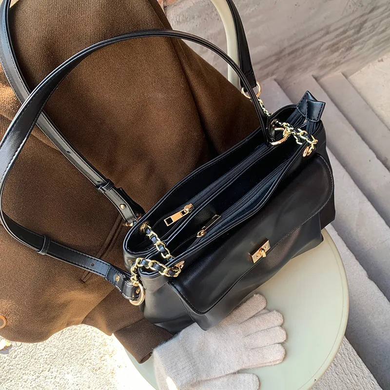 Autumn And Winter New Korean Style Fashionable Large Capacity Simple  Retro Satchel  Shoulder Crossbody Large Bag For Women display picture 3