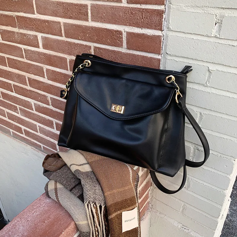 Autumn And Winter New Korean Style Fashionable Large Capacity Simple  Retro Satchel  Shoulder Crossbody Large Bag For Women display picture 4
