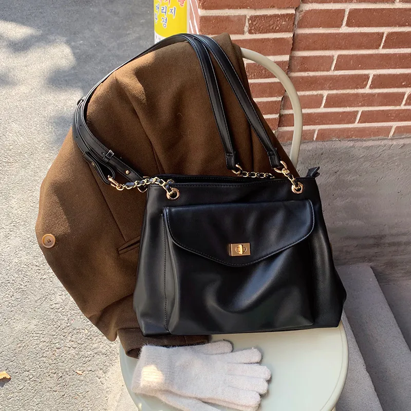 Autumn And Winter New Korean Style Fashionable Large Capacity Simple  Retro Satchel  Shoulder Crossbody Large Bag For Women display picture 5