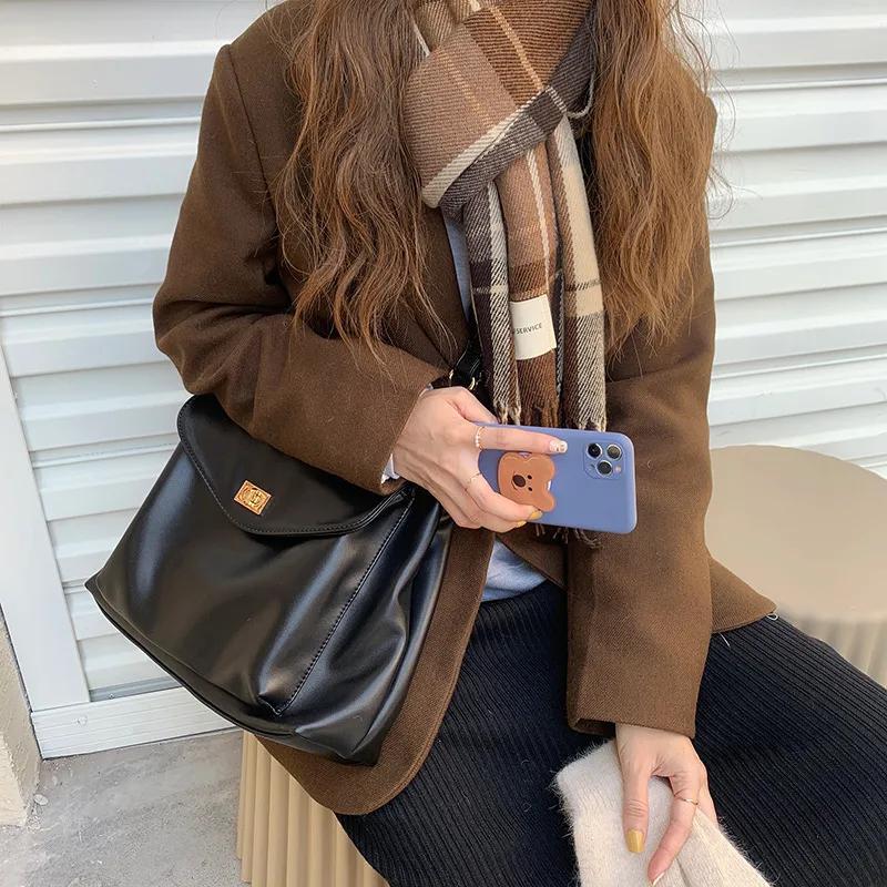 Autumn And Winter New Korean Style Fashionable Large Capacity Simple  Retro Satchel  Shoulder Crossbody Large Bag For Women display picture 6