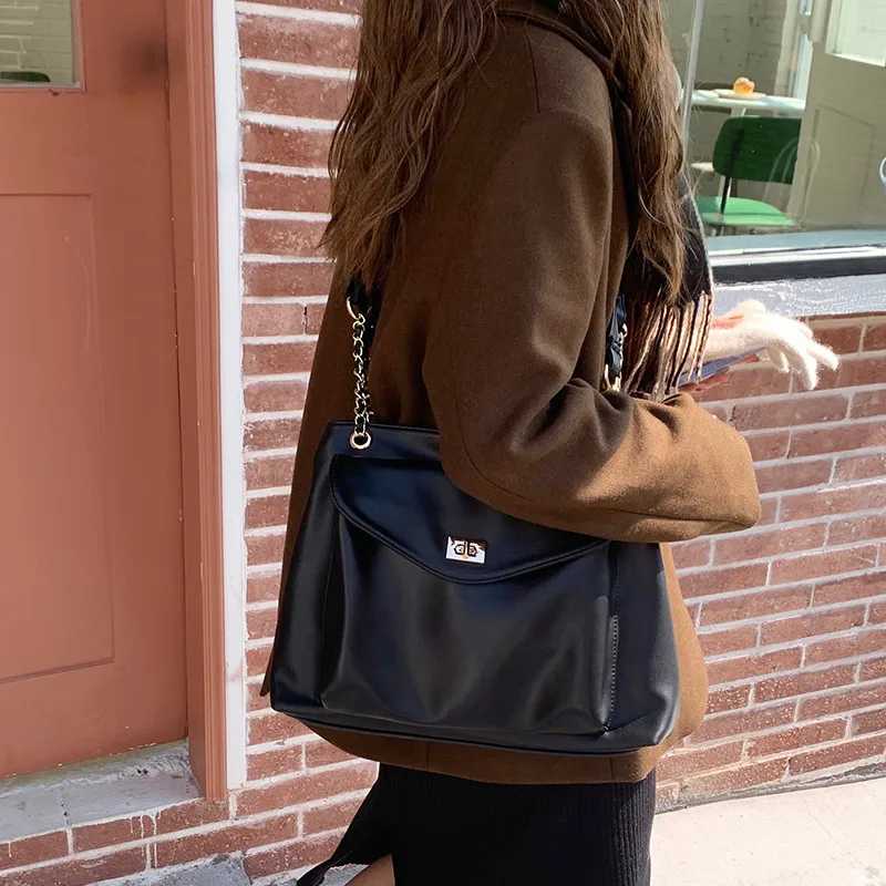 Autumn And Winter New Korean Style Fashionable Large Capacity Simple  Retro Satchel  Shoulder Crossbody Large Bag For Women display picture 7