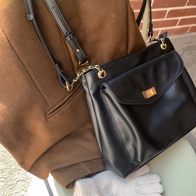Autumn And Winter New Korean Style Fashionable Large Capacity Simple  Retro Satchel  Shoulder Crossbody Large Bag For Women display picture 8