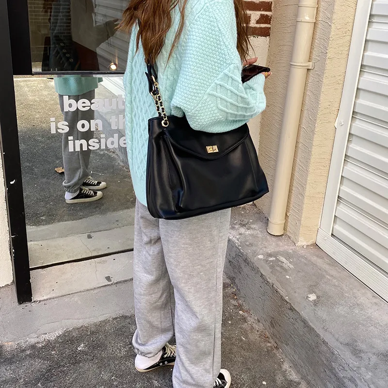 Autumn And Winter New Korean Style Fashionable Large Capacity Simple  Retro Satchel  Shoulder Crossbody Large Bag For Women display picture 10