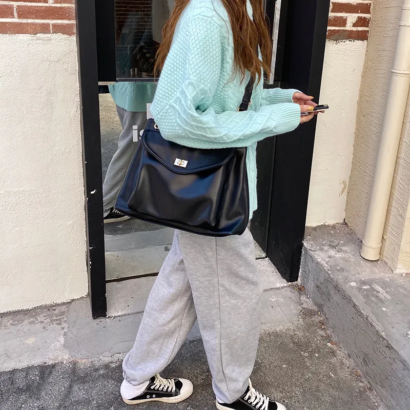 Autumn And Winter New Korean Style Fashionable Large Capacity Simple  Retro Satchel  Shoulder Crossbody Large Bag For Women display picture 11