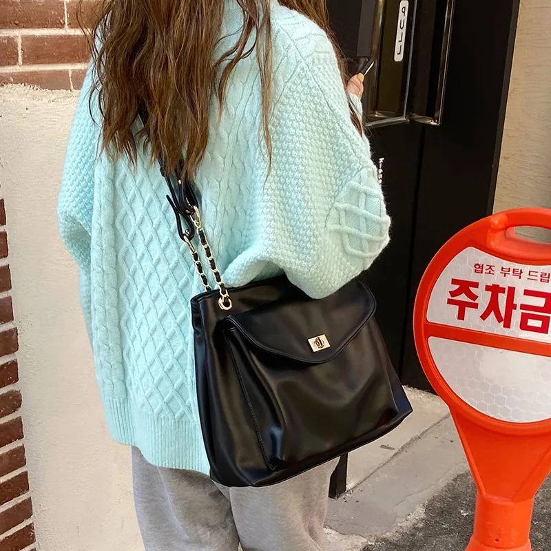 Autumn And Winter New Korean Style Fashionable Large Capacity Simple  Retro Satchel  Shoulder Crossbody Large Bag For Women display picture 13