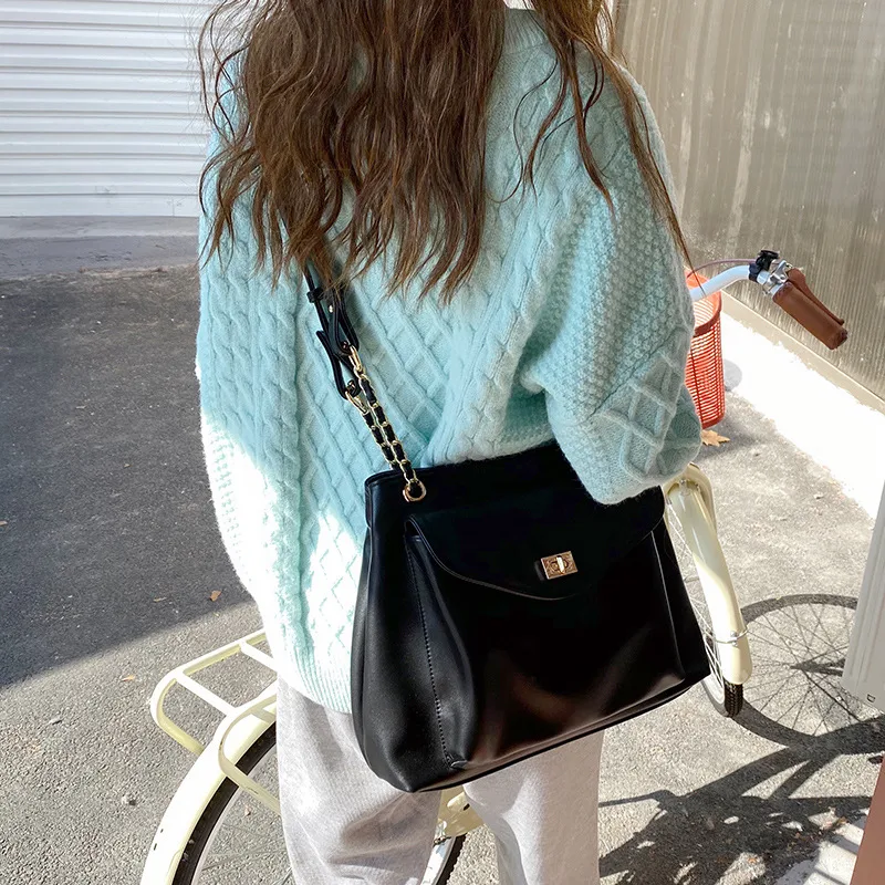 Autumn And Winter New Korean Style Fashionable Large Capacity Simple  Retro Satchel  Shoulder Crossbody Large Bag For Women display picture 14