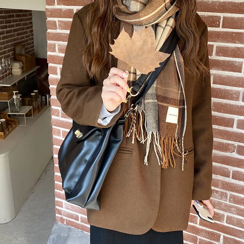 Autumn And Winter New Korean Style Fashionable Large Capacity Simple  Retro Satchel  Shoulder Crossbody Large Bag For Women display picture 15