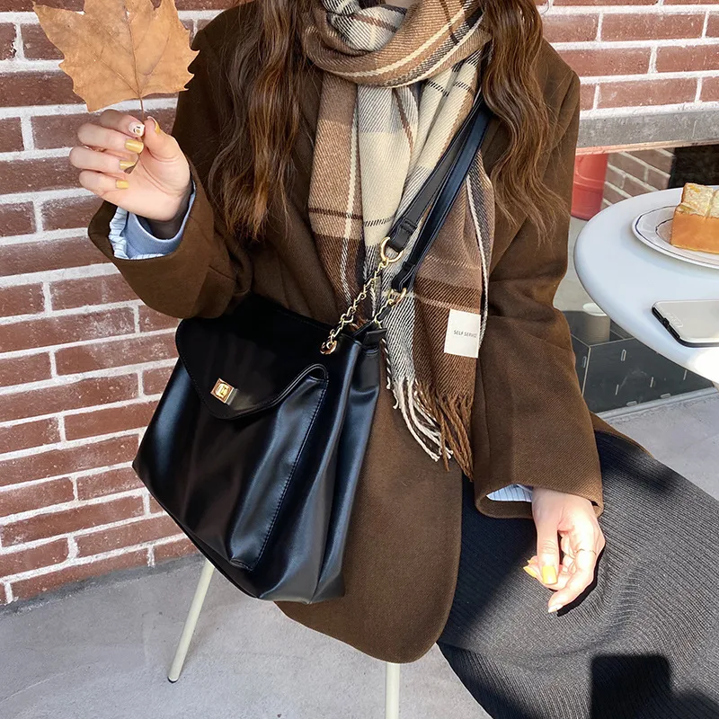 Autumn And Winter New Korean Style Fashionable Large Capacity Simple  Retro Satchel  Shoulder Crossbody Large Bag For Women display picture 16