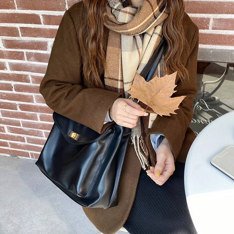 Autumn And Winter New Korean Style Fashionable Large Capacity Simple  Retro Satchel  Shoulder Crossbody Large Bag For Women display picture 18