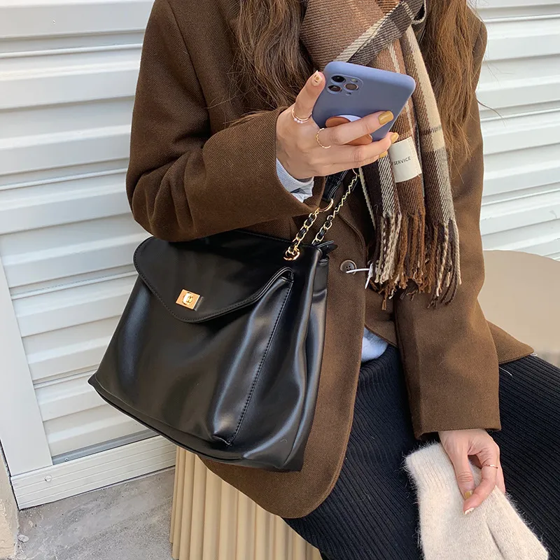 Autumn And Winter New Korean Style Fashionable Large Capacity Simple  Retro Satchel  Shoulder Crossbody Large Bag For Women display picture 19