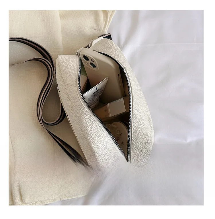 Trendy Women's Bag  Summer New Fashionable Simple Crossbody Bag Casual Stylish Shoulder Bag Small Square Bag Women's Bag display picture 6