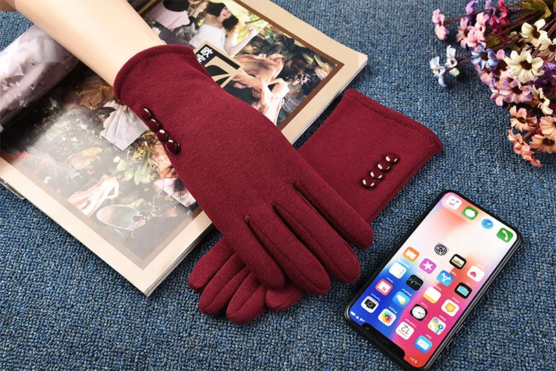 Beautiful Symbol   Classic Women's Non-inverted Velvet Four-button Velvet-lined Thickened Cycling Touch Screen Warm Gloves display picture 6