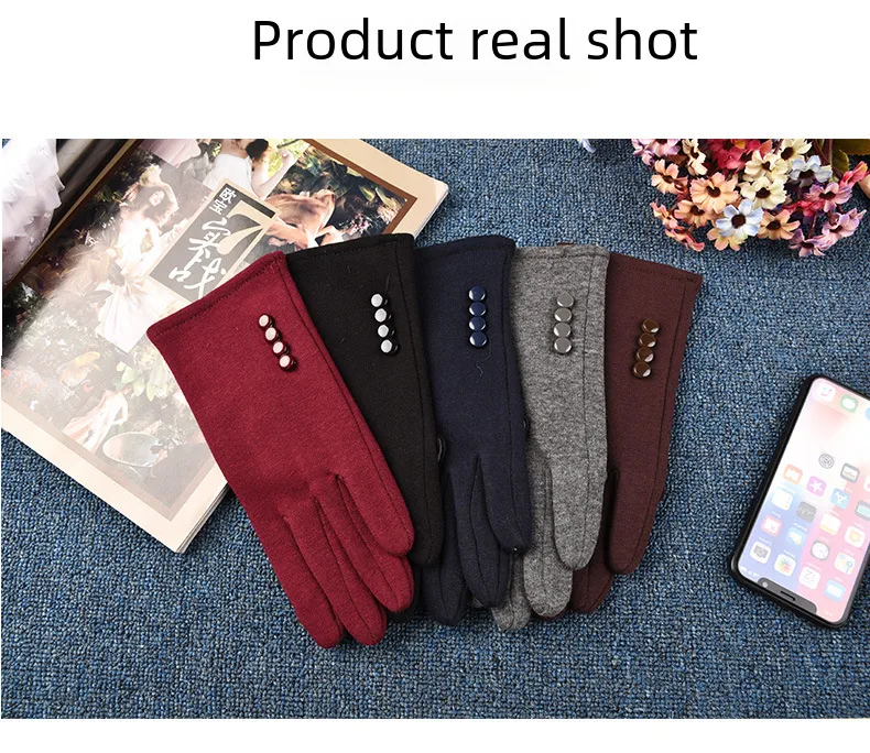 Beautiful Symbol   Classic Women's Non-inverted Velvet Four-button Velvet-lined Thickened Cycling Touch Screen Warm Gloves display picture 13
