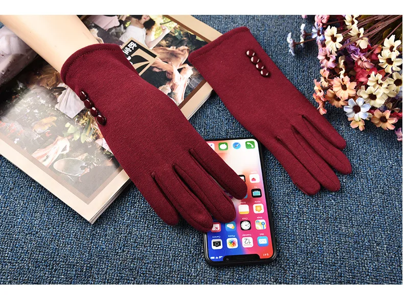 Beautiful Symbol   Classic Women's Non-inverted Velvet Four-button Velvet-lined Thickened Cycling Touch Screen Warm Gloves display picture 15