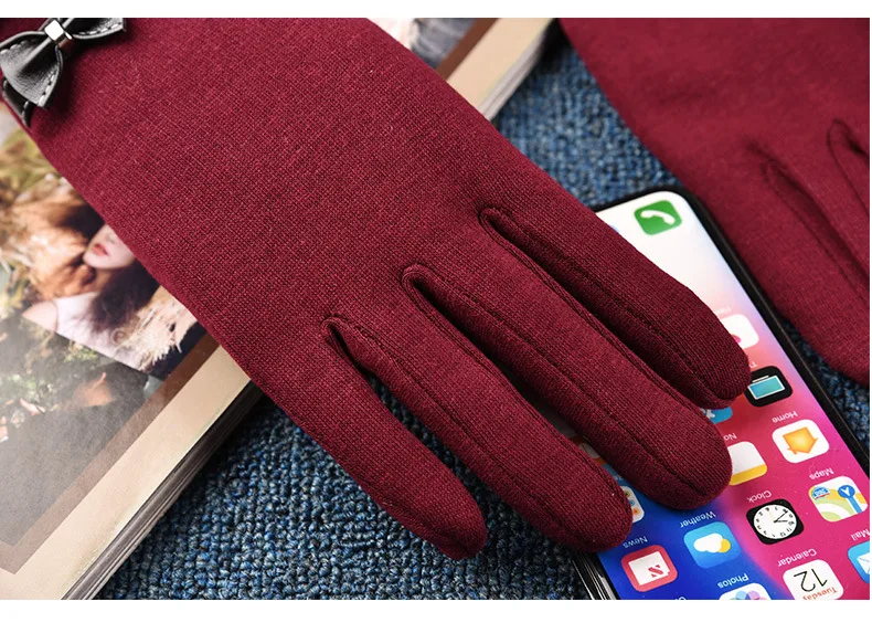 Beautiful Symbol   Classic Women's Non-inverted Velvet Four-button Velvet-lined Thickened Cycling Touch Screen Warm Gloves display picture 16