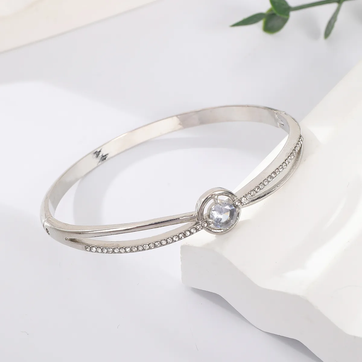 Alloy Gold-Plated Diamond-Embedded Fashion All-Match Extravagant Bracelets display picture 5
