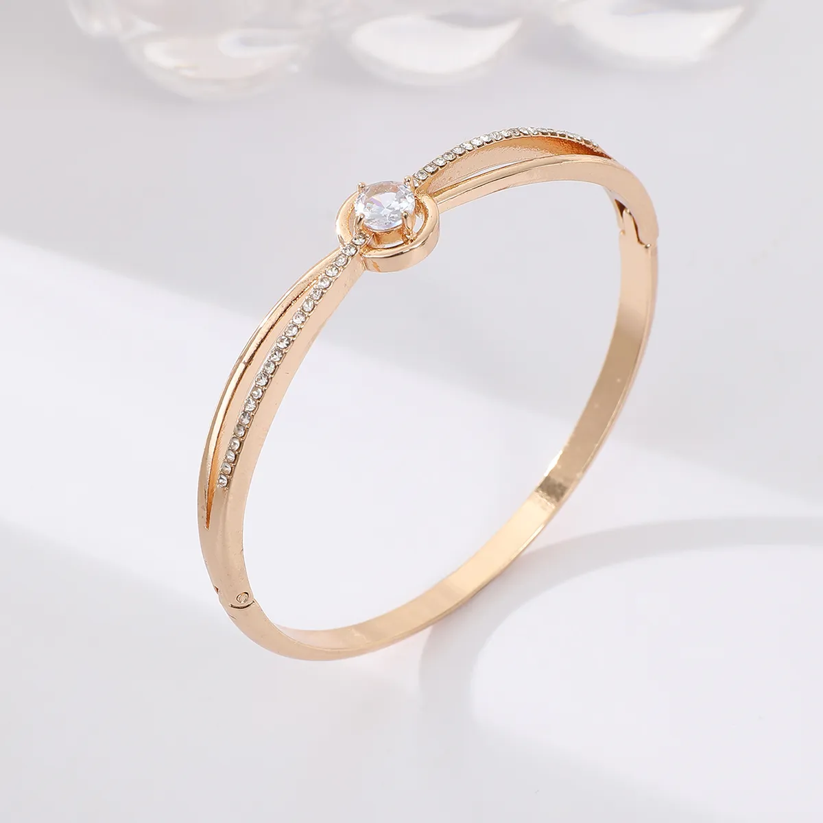Alloy Gold-Plated Diamond-Embedded Fashion All-Match Extravagant Bracelets display picture 1