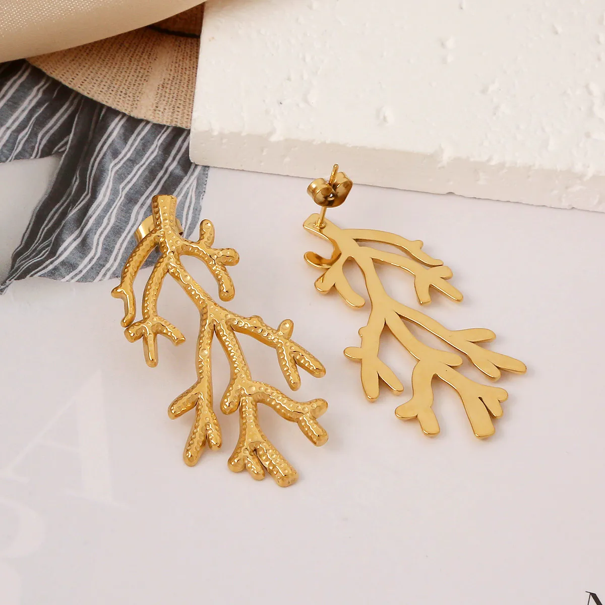 Europe And America Cross Border Hot Sale Seaweed-Shaped Fashionable All-Match Stainless Steel Earrings Female Furnace Vacuum Vapor Plating 18K Gold Earrings Earrings display picture 3