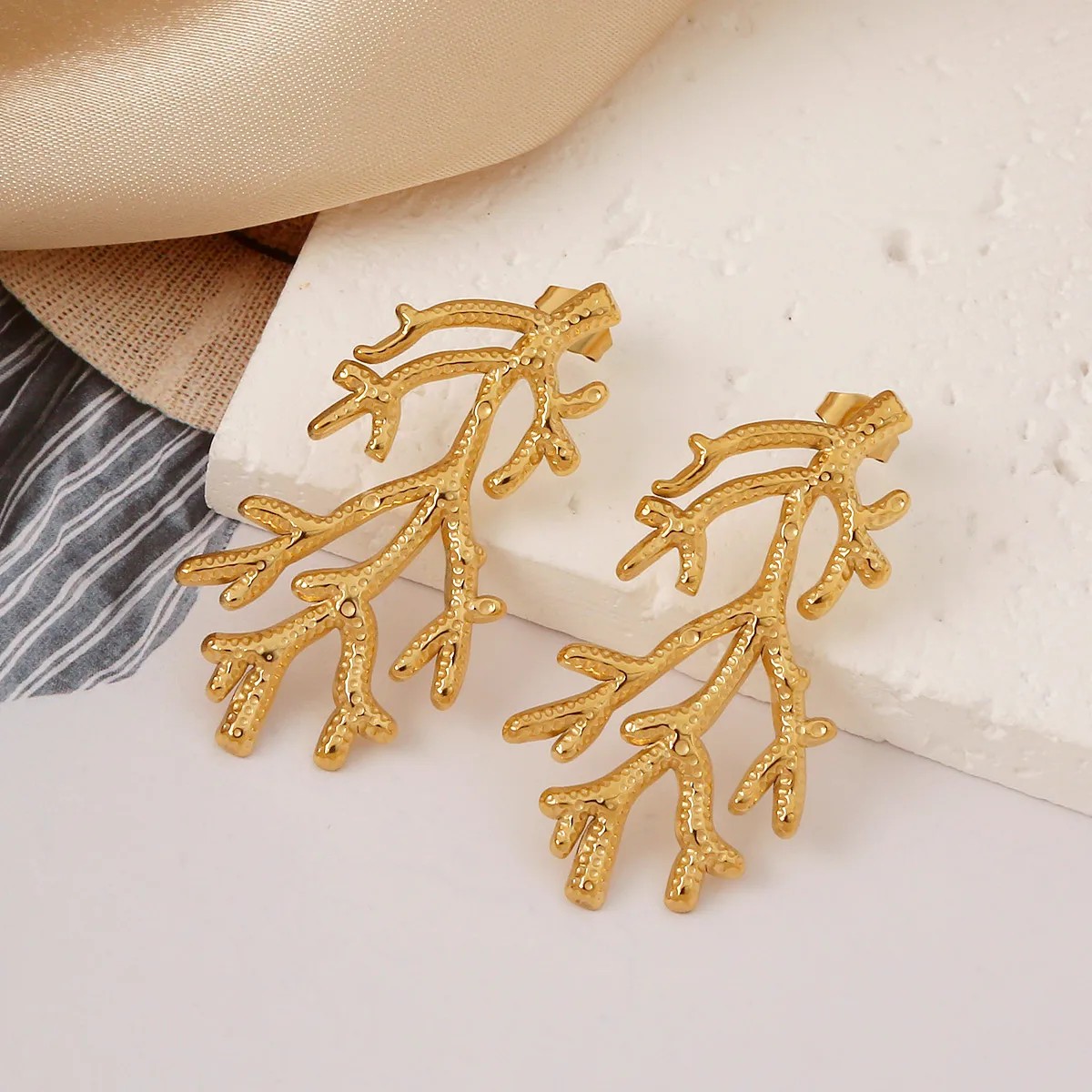 Europe And America Cross Border Hot Sale Seaweed-Shaped Fashionable All-Match Stainless Steel Earrings Female Furnace Vacuum Vapor Plating 18K Gold Earrings Earrings display picture 2