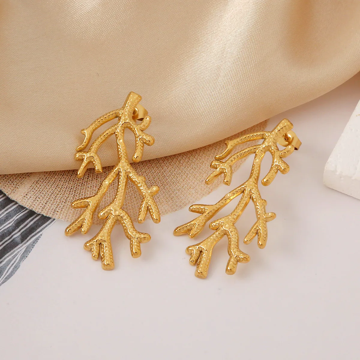 Europe And America Cross Border Hot Sale Seaweed-Shaped Fashionable All-Match Stainless Steel Earrings Female Furnace Vacuum Vapor Plating 18K Gold Earrings Earrings display picture 5