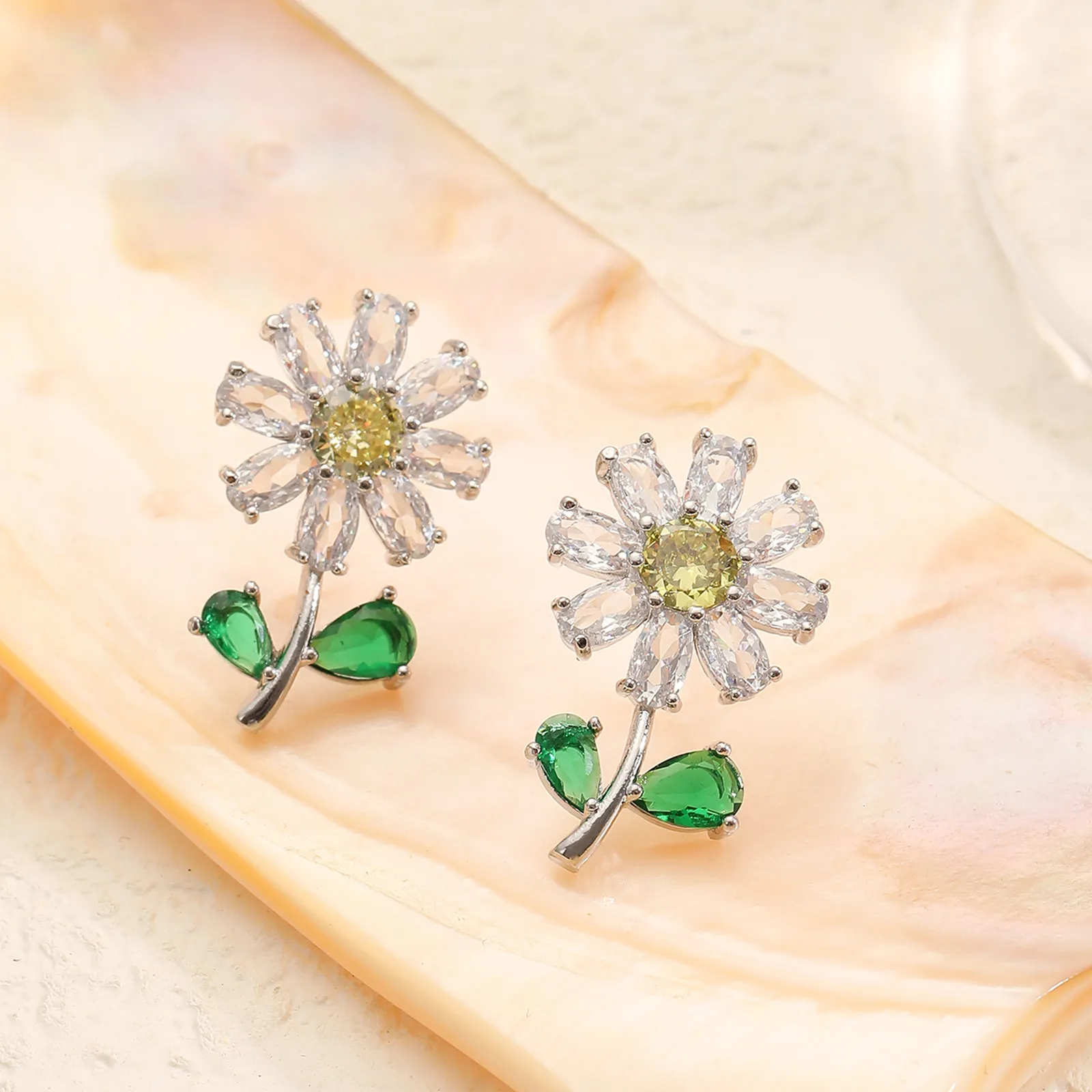 1 Pair Elegant Sweet Flower Inlay Copper Zircon Ear Studs display picture 1