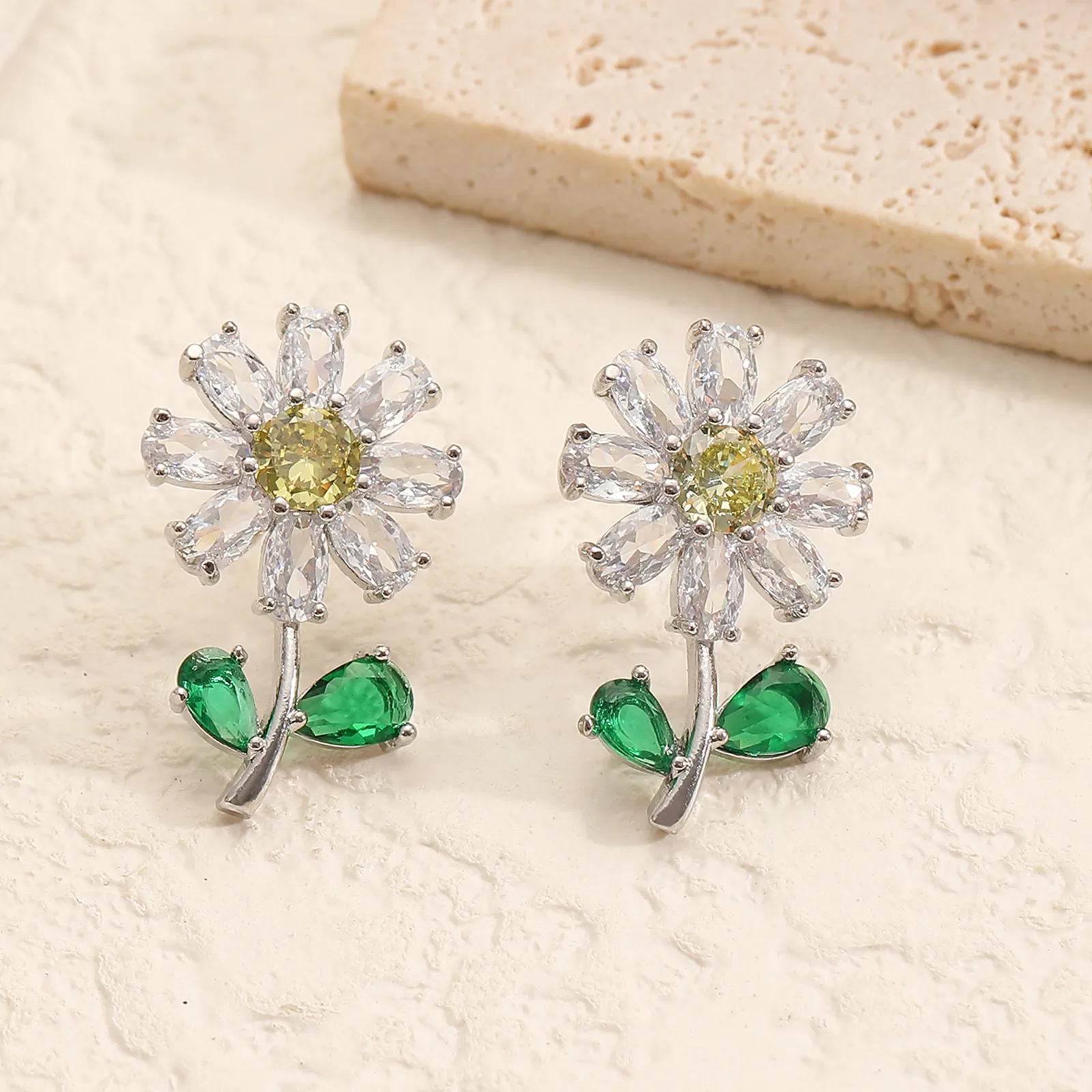 1 Pair Elegant Sweet Flower Inlay Copper Zircon Ear Studs display picture 2