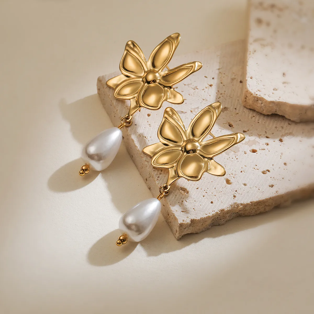 1 Pair Retro Geometric Plating Inlay 304 Stainless Steel Pearl 18K Gold Plated Drop Earrings display picture 4