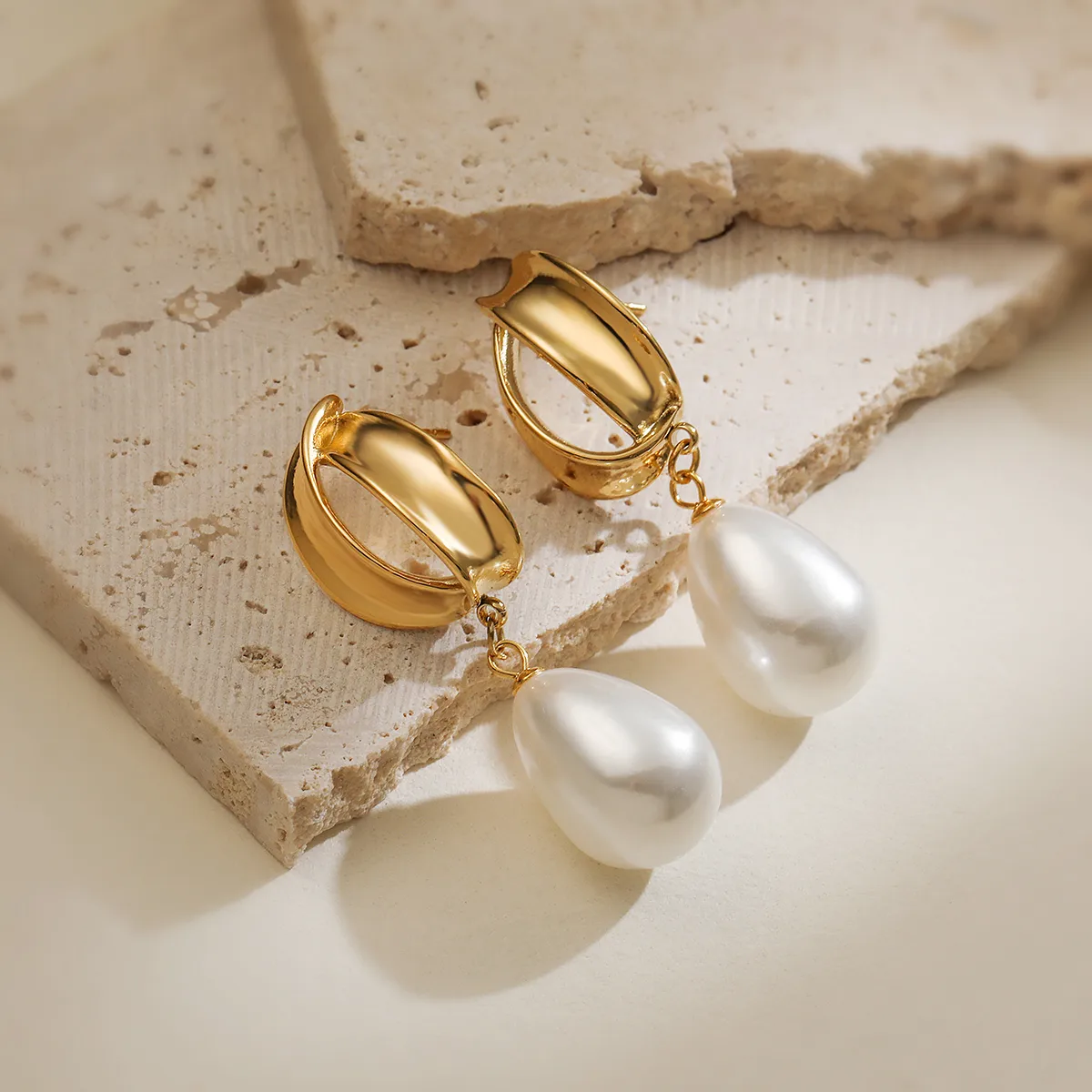 1 Pair Retro Geometric Plating Inlay 304 Stainless Steel Pearl 18K Gold Plated Drop Earrings display picture 3