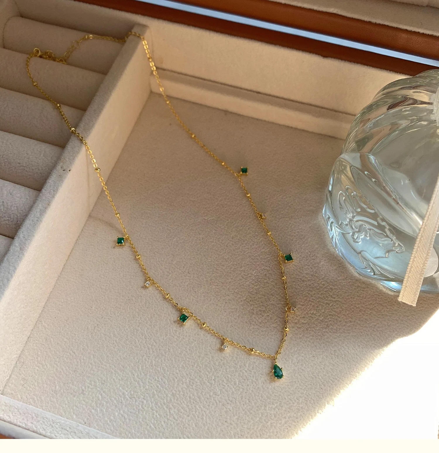 Exquisite Retro Emerald Neck Simple Elegant S925 Sterling Silver Gold Plated Clavicle Chain Niche Design Necklace For Women display picture 4