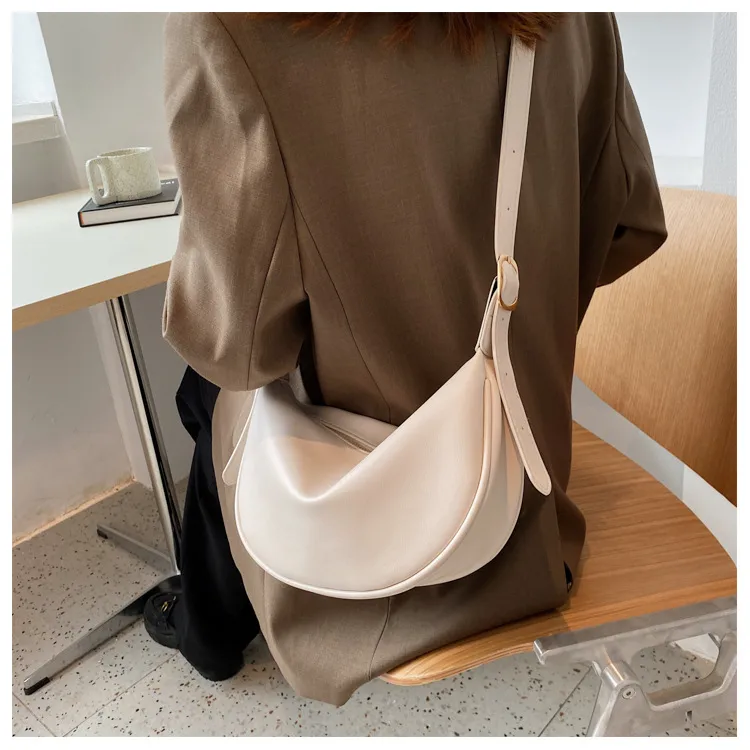 Women's Medium Pu Leather Solid Color Streetwear Dumpling Type Zipper Saddle Bag display picture 1