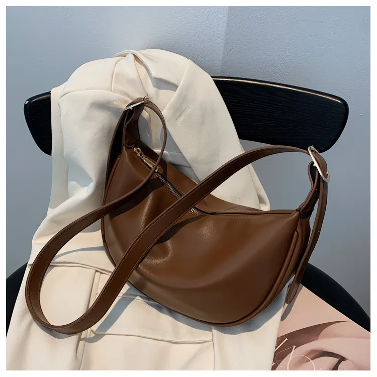 Women's Medium Pu Leather Solid Color Streetwear Dumpling Type Zipper Saddle Bag display picture 3