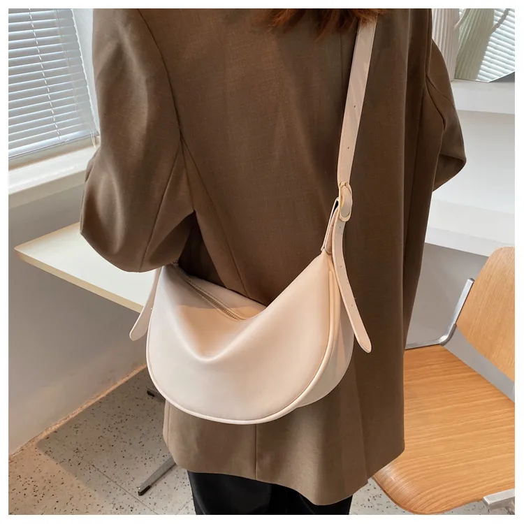 Women's Medium Pu Leather Solid Color Streetwear Dumpling Type Zipper Saddle Bag display picture 5
