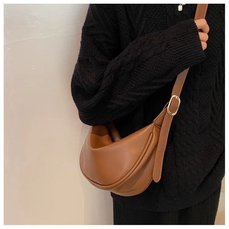 Women's Medium Pu Leather Solid Color Streetwear Dumpling Type Zipper Saddle Bag display picture 6