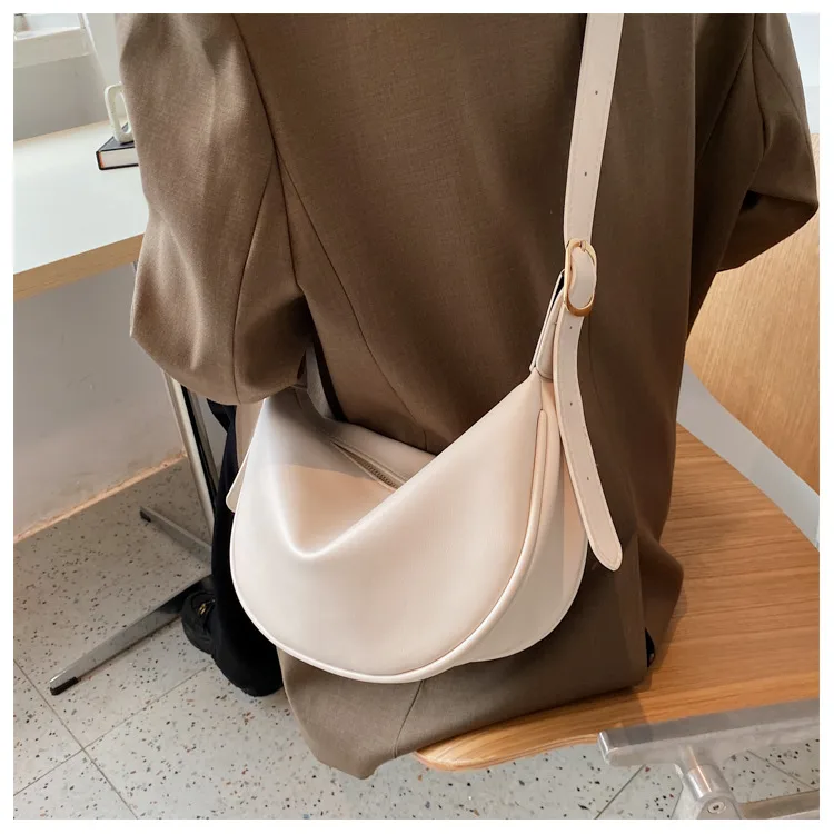 Women's Medium Pu Leather Solid Color Streetwear Dumpling Type Zipper Saddle Bag display picture 7