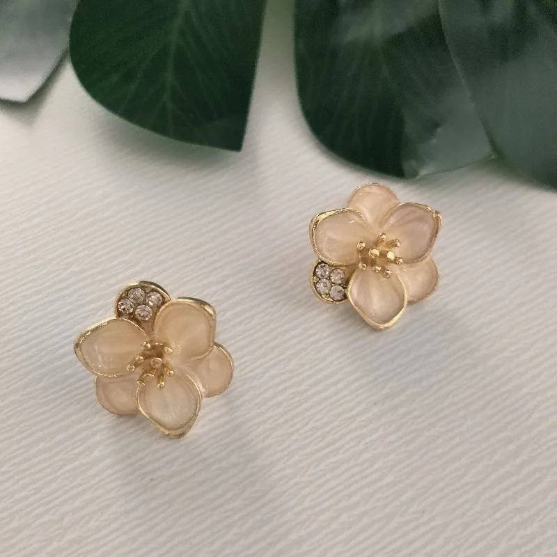1 Pair Streetwear Commute Triangle Heart Shape Bow Knot Alloy Acrylic Zircon Gold Plated Ear Studs display picture 10