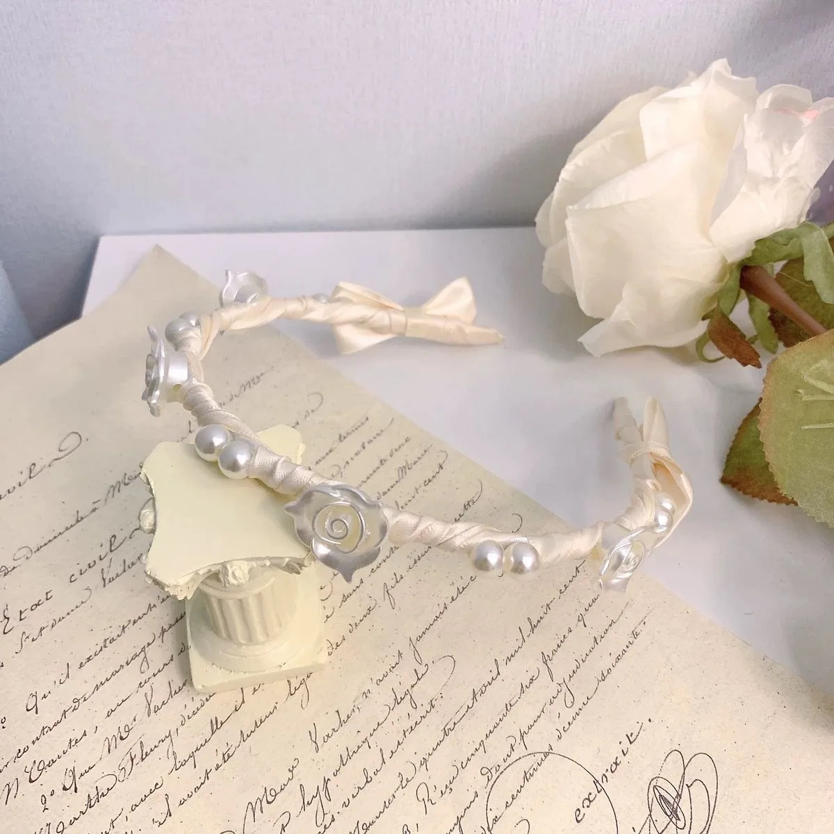 Rose Pearl Headband Summer French Retro High-end Sense Hair Clip Headwear Niche Design Pressure Hair High Cranial Top Hair Accessories display picture 15