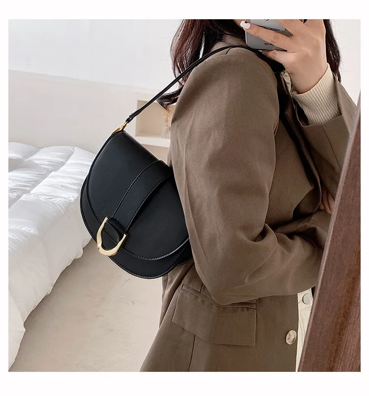 Women's Small Pu Leather Solid Color Streetwear Shell Magnetic Buckle Shoulder Bag Crossbody Bag display picture 4