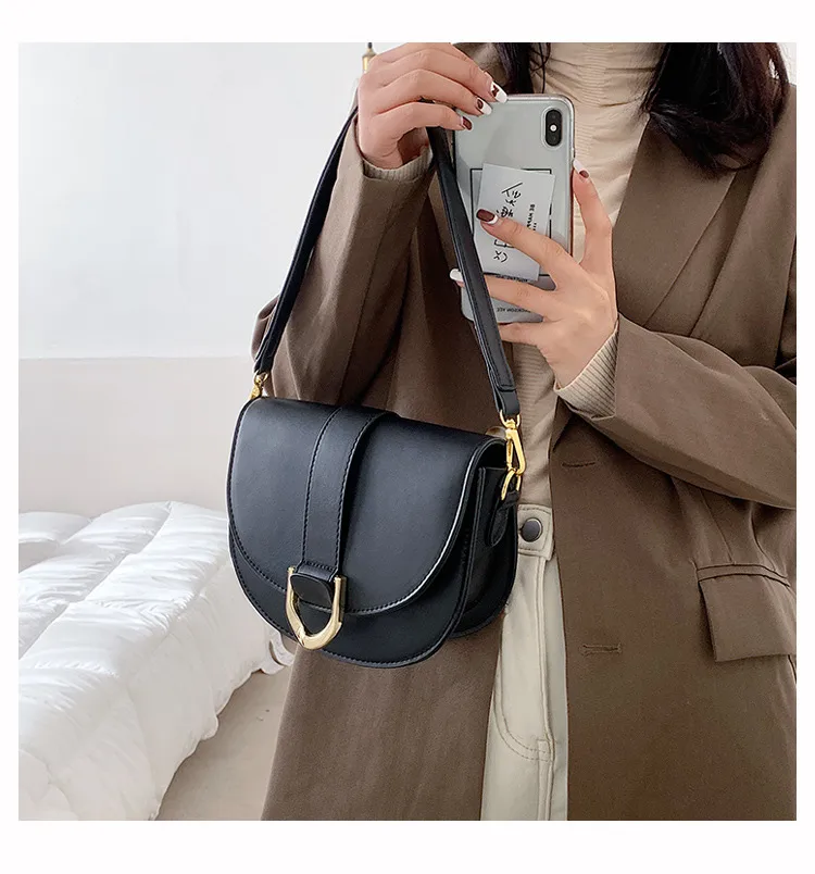 Women's Small Pu Leather Solid Color Streetwear Shell Magnetic Buckle Shoulder Bag Crossbody Bag display picture 3
