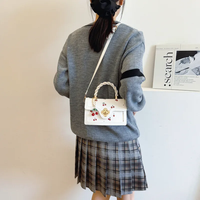 Women's Pu Leather Solid Color Streetwear Square Magnetic Buckle Handbag display picture 1