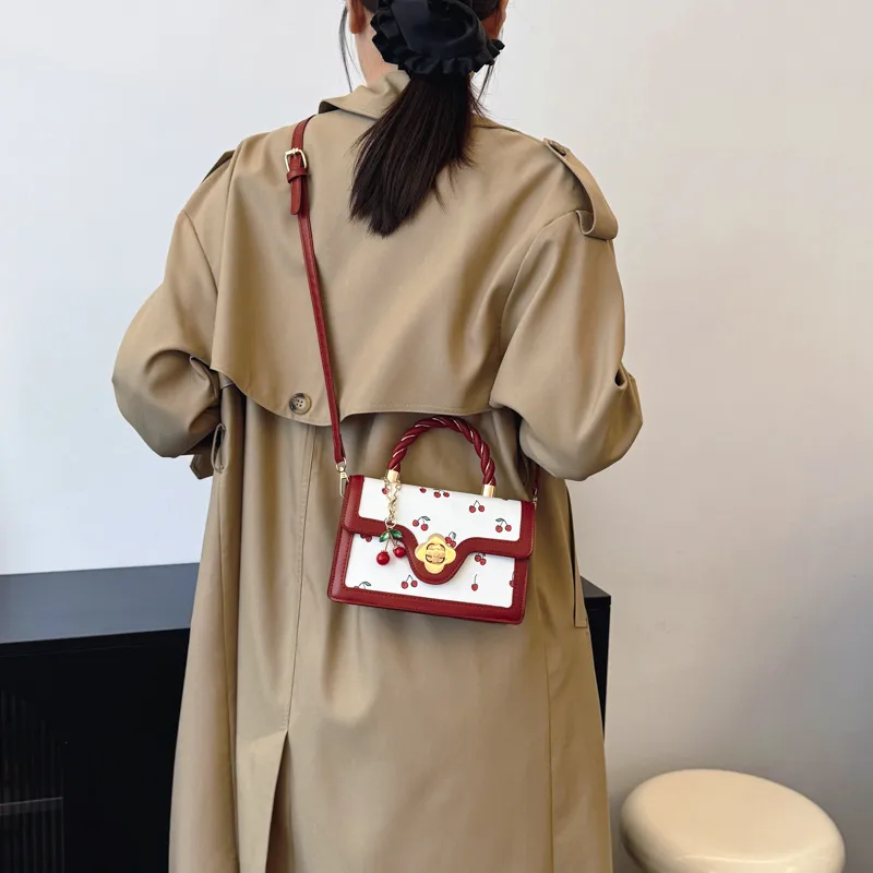 Women's Pu Leather Solid Color Streetwear Square Magnetic Buckle Handbag display picture 4