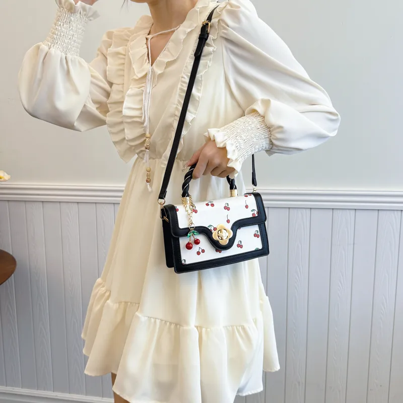 Women's Pu Leather Solid Color Streetwear Square Magnetic Buckle Handbag display picture 3