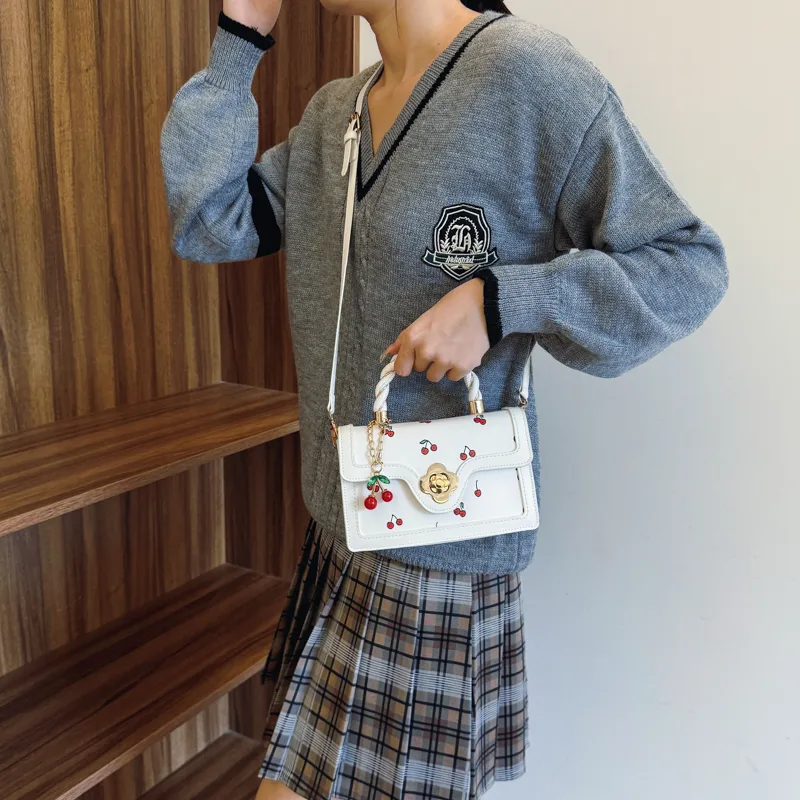 Women's Pu Leather Solid Color Streetwear Square Magnetic Buckle Handbag display picture 2