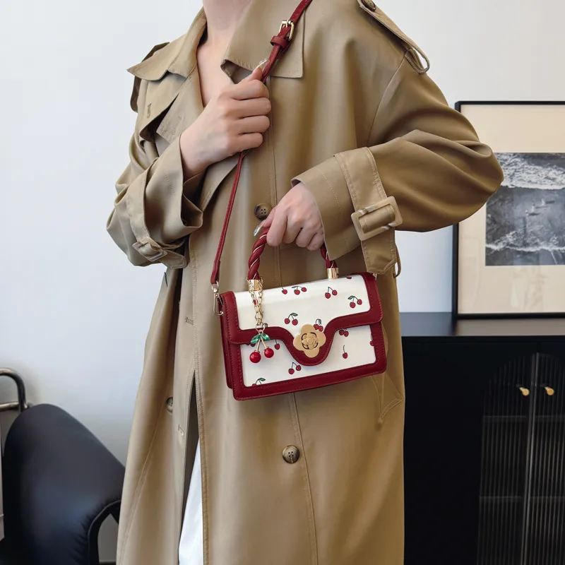 Women's Pu Leather Solid Color Streetwear Square Magnetic Buckle Handbag display picture 5